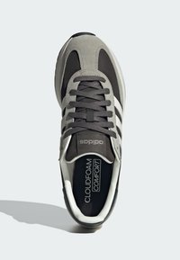 adidas Sportswear RUN 70S 2.0 - Zapatillas de trail running - shadow olive   off white   silver pebble