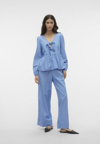 Vero Moda VMGILI TIE - Bluse - provence aopzenia