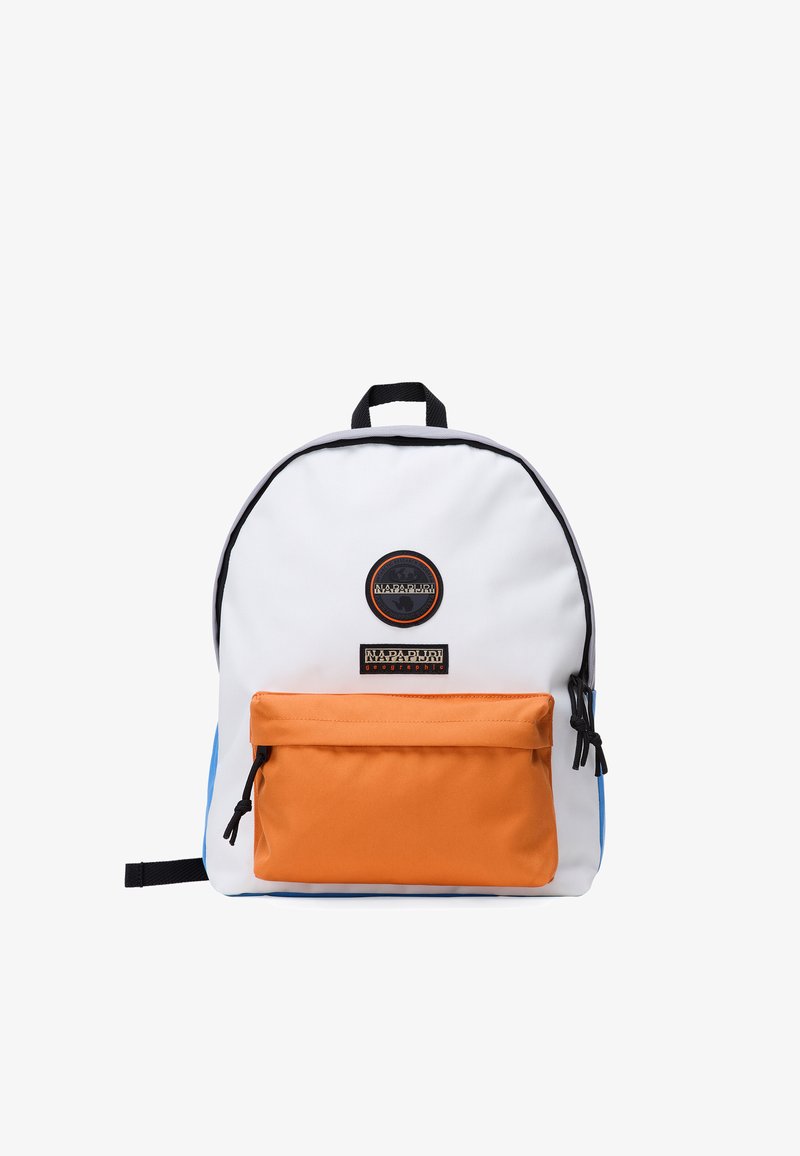 Λευκό σακίδιο με πορτοκαλί μπροστινή τσέπη, μαύρους ρυθμιστές φερμουάρ και κυκλικά και ορθογώνια λογότυπα Napapijri στο μπροστινό μέρος.