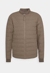 Braune Pufferjacke mit hohem Kragen, vertikalem Steppmuster, Vorderreißverschluss und ribbeligen Bündchen, hergestellt aus leichtem Stoff.