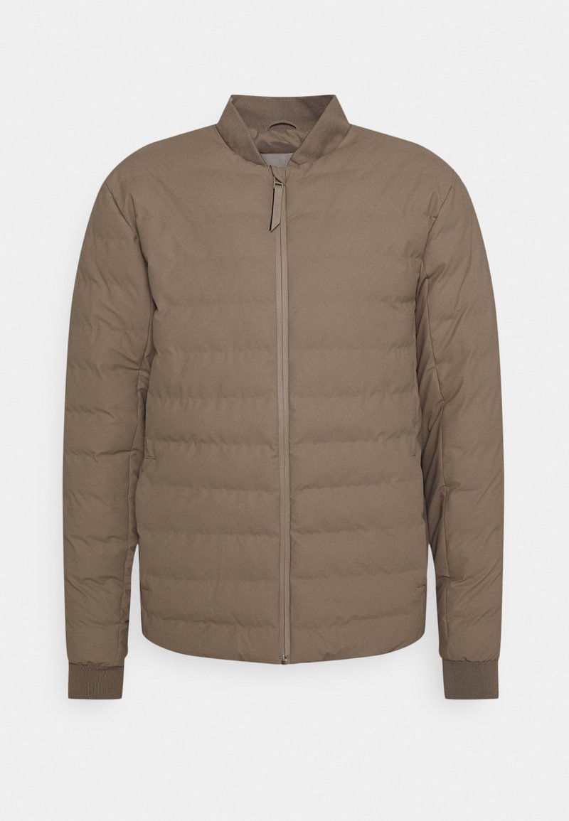 Braune Pufferjacke mit hohem Kragen, vertikalem Steppmuster, Vorderreißverschluss und ribbeligen Bündchen, hergestellt aus leichtem Stoff.