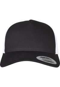 Fekete-fehér snapback sapka, szilárd fekete elülső részével, fehér hálós oldalával és ívelt karimájával. A karimán egy kör alakú logómatrica található.