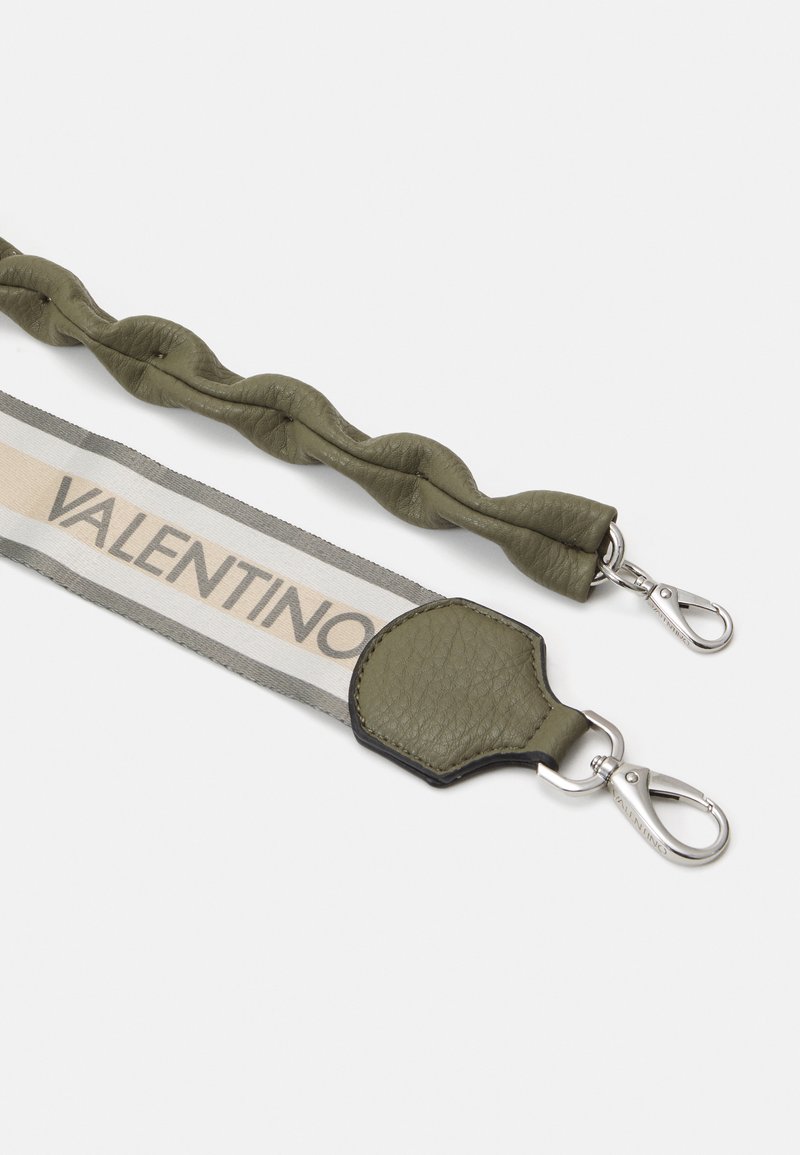 Olivgrüner Leder- und Stoffhandtaschenriemen mit silbernen Verschlüssen, versehen mit dem VALENTINO-Logo im Stoffbereich.