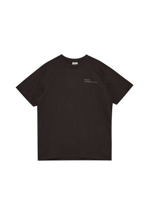 Prosty czarny t-shirt z krótkim rękawem i małym białym napisem „"HALO 198819721989"” po lewej stronie klatki piersiowej, pokazany na białym tle.