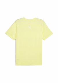 Camiseta deportiva amarilla de manga corta con cuello redondo y un logo blanco de Puma en la parte superior de la espalda. Diseño simple y ligero.