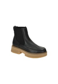 Botín Chelsea de cuero negro con acabado texturizado, paneles laterales elásticos y una suela gruesa en tono marrón. Punta redondeada y detalle de costura en la parte superior.