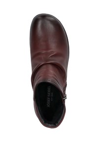 Bordowe skórzane botki za kostkę o gładkiej fakturze, okrągłym nosku, bocznym suwaku i wyściółce amortyzującej. Logo marki widoczne wewnątrz.