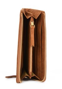 Portefeuille en cuir marron avec une fermeture zippée, plusieurs emplacements pour cartes et un compartiment zippé pour les pièces. Texture douce et finition lisse.