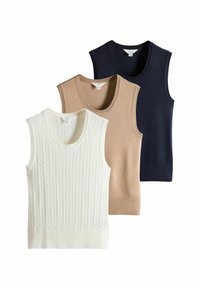 Trīs bezpiedurkņu adītas vestes: viena balta ar kabeli adītu rakstu, viena pelēka un viena tumši zila. Katrai ir apaļa dekoltē līnija un ribota mala.