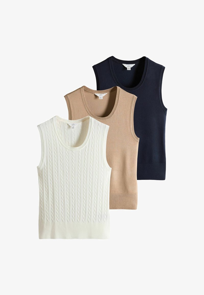 Kolme hihattomaa neuleliiviä: yksi valkoinen, jossa on ketjuneulekuvio, yksi beige ja yksi tummansininen. Jokaisessa on pyöreä pääntie ja ribboyksityiskohdat.