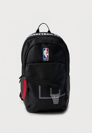 Μαύρο σακίδιο πλάτης με το λογότυπο του NBA, γραφικό με καλάθι μπάσκετ, μπροστινές τσέπες με φερμουάρ και κείμενο "BASKETBALL ASS" στην περιοχή του επάνω φερμουάρ.