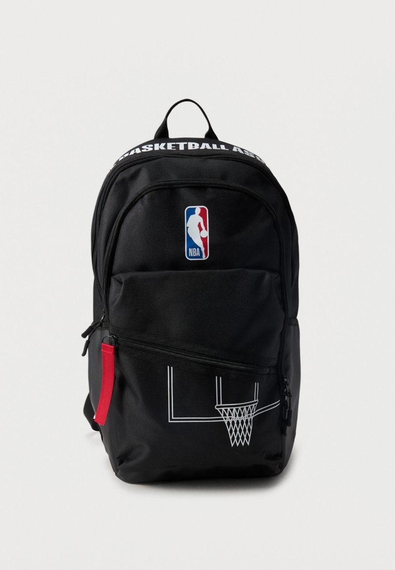 Μαύρο σακίδιο πλάτης με το λογότυπο του NBA, γραφικό με καλάθι μπάσκετ, μπροστινές τσέπες με φερμουάρ και κείμενο "BASKETBALL ASS" στην περιοχή του επάνω φερμουάρ.