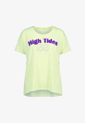 Camiseta de manga corta a rayas en amarillo neón con texto púrpura "High Tides" y un diseño abstracto de líneas debajo del texto en la parte delantera.
