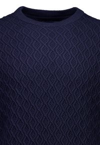 Maglione blu navy lavorato a maglia con un motivo a diamante testurizzato, colletto e polsini a coste, realizzato in materiale morbido e flessibile.
