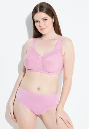 Ensemble de lingerie rose clair comprenant un soutien-gorge avec des accents en dentelle et un slip taille haute assorti, tous deux avec une texture douce et des détails en nœud.