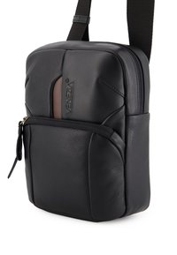 Schwarze Leder-Crossbody-Tasche mit schlankem Design, ausgestattet mit einer Reißverschluss-Fronttasche, verstellbarem Trageriemen und dezentem Branding.