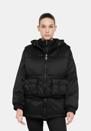 Giubbotto puffato nero con cappuccio, caratterizzato da texture trapuntata, chiusura con zip, due tasche frontali con dettagli dorati e polsini elastici.