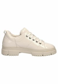 Weiße Lackleder-Sneaker mit strukturierter Oberseite, runder Zehenpartie, Schnürung und einer klobigen Gummisohle mit Profil. Gefüttert mit weichem Fell.