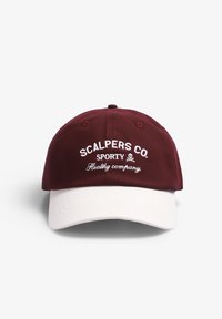 Gorra de béisbol color burdeos y blanco con "SCALPERS CO. SPORTY Healthy company" bordado en blanco en el panel frontal.