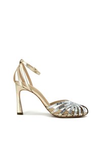 Sandalo con tacco alto e cinturini in oro e argento metallici. Design open-toe con cinturini angolati decorativi e un tacco a stiletto sottile.