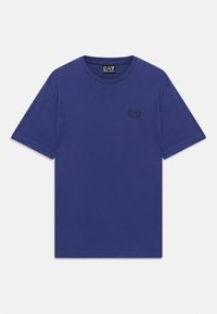 Vienkārša zila īsām piedurknēm T-krekls ar apaļu kakla izgriezumu, ar mazu melnu EA7 Emporio Armani logo kreisajā krūtīs.