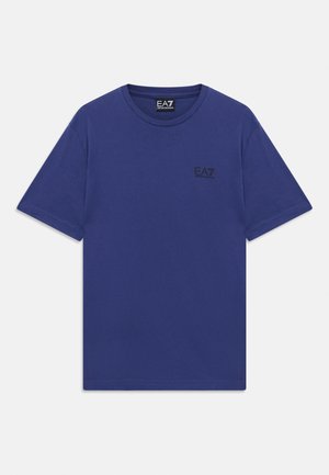 T-shirt azul liso de manga curta com decote redondo e pequeno logótipo preto EA7 Emporio Armani no lado esquerdo do peito.