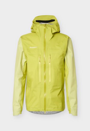 Lyse gulgrøn vandtæt jakke med hætte, frontlynlås, to lodrette lynlåslommer på brystet og Mammut-logo på venstre bryst.