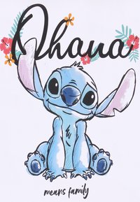 Modrá kreslená postavička s velkými ušima a širokými očima, sedící na bílém pozadí. Text zní "Ohana znamená rodina." Obsahuje květinové akcenty.