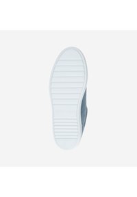 Suela de zapato en goma blanca con estrías horizontales para tracción; parte superior en suave ante azul, que se estrecha en los laterales, con logo grabado.