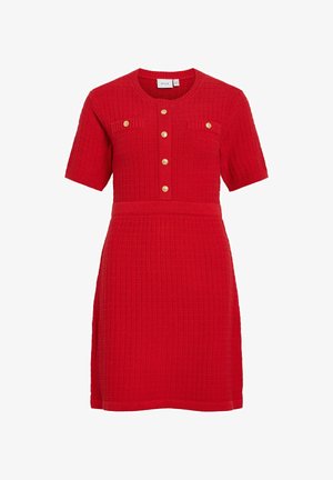 Czerwona dzianinowa sukienka z krótkimi rękawami, z okrągłym dekoltem, złotymi guzikami i fakturowaną tkaniną. Poziome paski na wysokości klatki piersiowej.