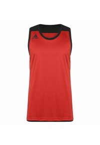 Top deportivo sin mangas rojo con acentos negros en los hombros, hecho de un material transpirable, que presenta una textura suave y el logo de Adidas.