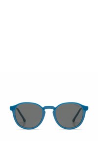 Blauwe ronde zonnebril met donkergrijze lenzen en een licht verhoogde brug, weergegeven tegen een witte achtergrond.