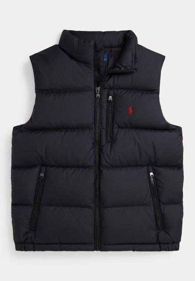 Γιλέκο από φουσκωτό ύφασμα σε ενιαίο μαύρο χρώμα, με ψηλό γιακά, κ�λείσιμο μπροστά με φερμουάρ και δύο πλαϊνές τσέπες με φερμουάρ. Κόκκινη λογότυπη λεπτομέρεια στο στήθος.