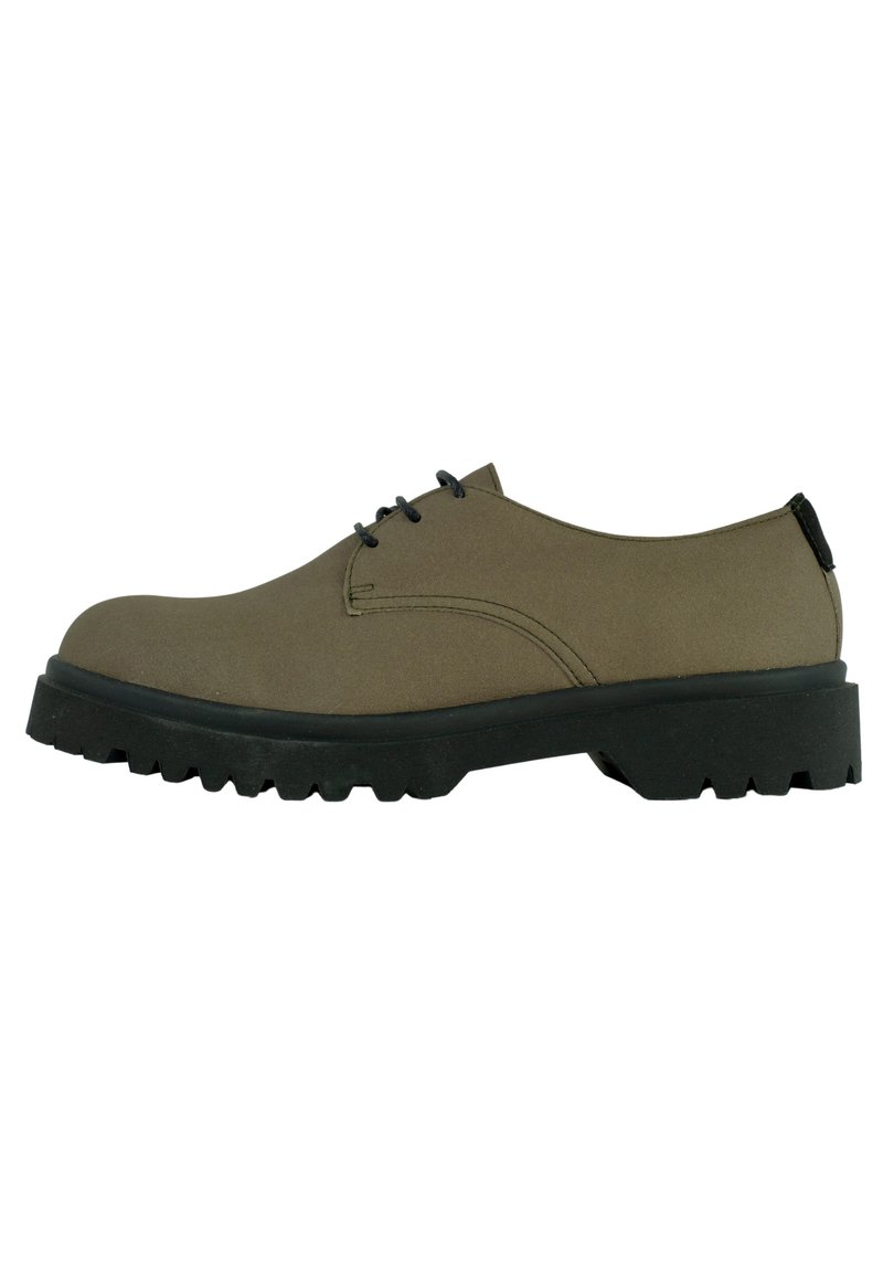Braune Leder-Schuhe mit runder Zehenform, flachem Profil und schwarzer Gummisohle, die tiefe Profile für besseren Halt bietet. Schnürdesign mit minimaler Naht.