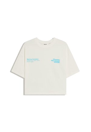 Fehér rövidített póló kék szöveggel az elején: "Spring Variation", "Designed to fade, but to bloom again" és "Phase: Renewal 2026".