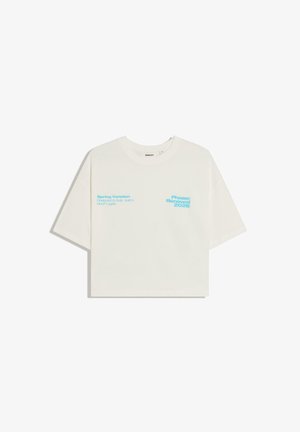 Biały krótki T-shirt z niebieskim napisem „Spring Variation”, „Designed to fade, but to bloom again” oraz „Phase: Renewal 2026” na przodzie.