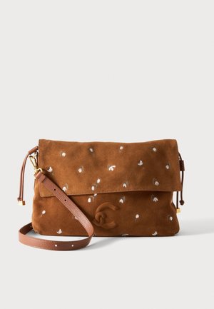 Sac bandoulière en daim marron avec petite broderie de fleurs blanches, rabat pliable, logo embossé et sangle en cuir réglable avec finitions dorées.