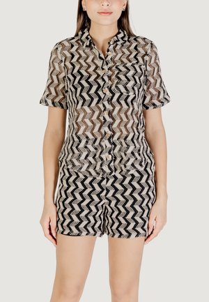 Sæt bestående af en skjorte og shorts i sort og creme med zigzag mønster, lavet af letvægtsmateriale, med krave og knaplukning foran.