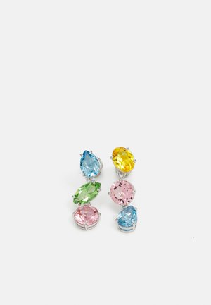 Pendientes colgantes coloridos que presentan gemas en forma de pera en azul, verde, amarillo y rosa, engastadas en metal de tono plateado con un detallado intrincado.
