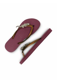 Havaianas met een bordeauxrood rubberen zool, metallic bronzen banden met een gestructureerd ontwerp en een decoratieve strassteen krokodilaccent.