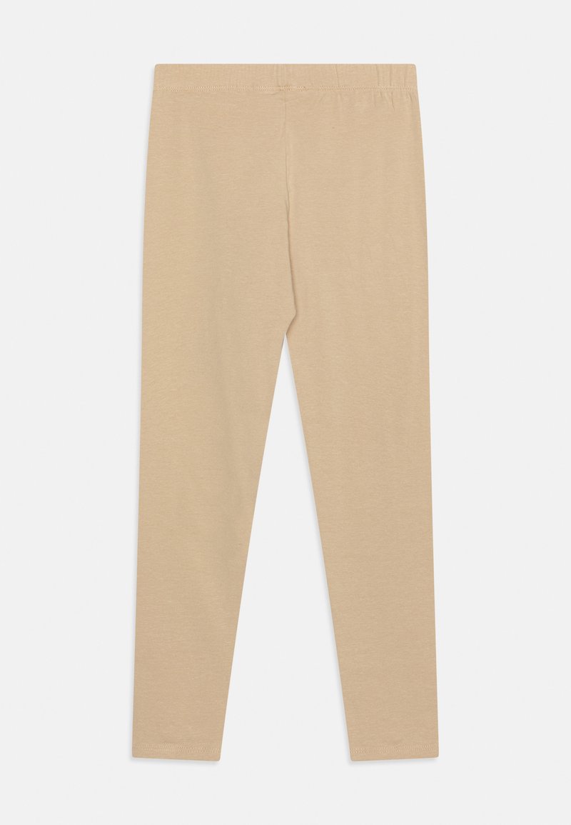 Beige enge Leggings mit elastischem Bund, flach auf weißem Hintergrund präsentiert.