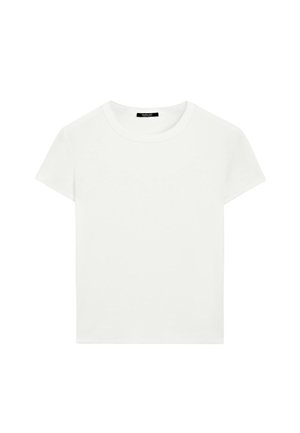 Jednoduché bílé tričko s krátkým rukávem a kulatým výstřihem, slim fit, vystavené rovně na bílém pozadí.
