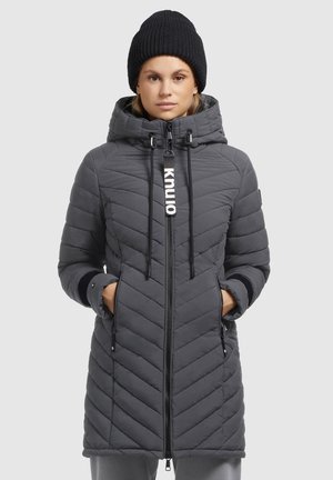 Cappotto lungo grigio trapuntato con cappuccio, dotato di zip frontale, cordoncino, tasche laterali e polsini neri a contrasto. Logo sul tirante della zip.