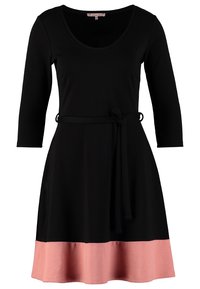 Robe noire en jersey avec des manches trois quarts, encolure dégagée, ceinture à la taille et un ourlet rose au bas. Texture douce, forme évasée.