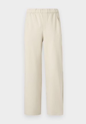 Beige bukse med vid benvidde og elastisk midje, laget av mykt stoff. Har en jevn tekstur og ingen synlige mønstre eller detaljer.