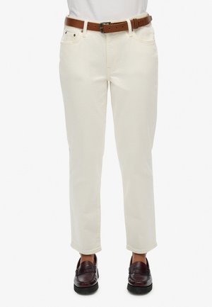 Crème-kleurige broeken met een rechte pasvorm, een leren bruine riem en twee voorzakken. Accenten zijn onder andere contrasterende stiksels en een klassieke knop.