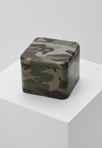 Unebene, quadratische Blechdose mit einem glänzenden Finish im Camouflage-Muster und abgerundeten Kanten, in verschiedenen Grüntönen und Brauntönen.
