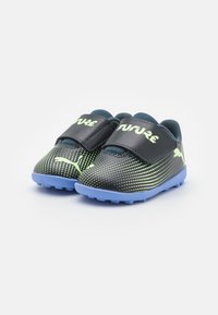 Puma FUTURE 7 PLAY TT UNISEX - Ghete de fotbal pentru gazon sintetic - gray skies/elektro purple/fizzy apple/white