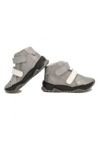 Stivali per bambini grigi con tomaia sintetica, due fasce in Velcro bianche e suola in gomma nera texturizzata. Design a caviglia bassa, punta arrotondata.