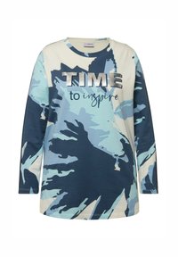 Camicia a maniche lunghe in crema chiaro e diverse sfumature di blu. Presenta un grande design di testo argentato "TIME to inspire" e un motivo a foglia.